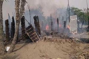 الحديدة.. حريق يتلف مساكن 4 أسر نازحة في حيس ويتركها في العراء