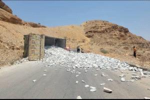 شبوة.. انقلاب قاطرة محملة بالأحجار في عقبة المجازة