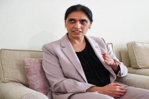 السفيرة البريطانية تحسم الجدل وتكشف حقيقة وجود نقاشات لإصدار قرارات جديدة بشأن اليمن