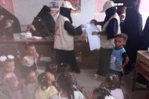 مؤسسة البركة للتنمية توزع ملابس مدرسة على الطلاب المحتاجين