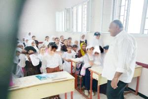 مدير تربية تبن بلحج يتفقد سير العملية التعليمية بمدرسة الحمزة بمنطقة اللحوم بالمديرية.