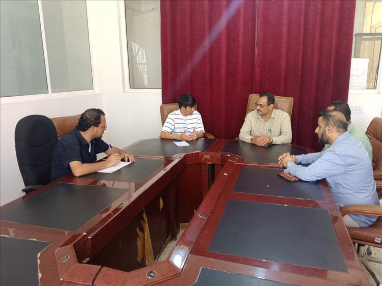 مدير عام شرطة الضالع يزور المستشفى الميداني بسناح ويلتقي بفريق الصليب الأحمر