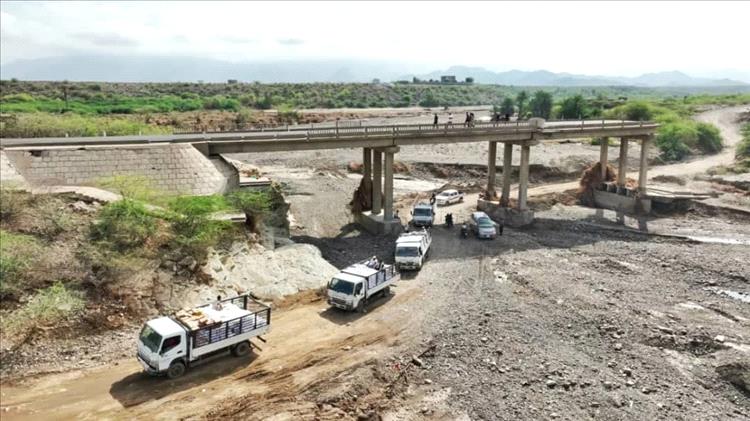 تعز .الخلية الإنسانية تقدم قافلة إغاثية عاجلة لمتضرري السيول في موزع