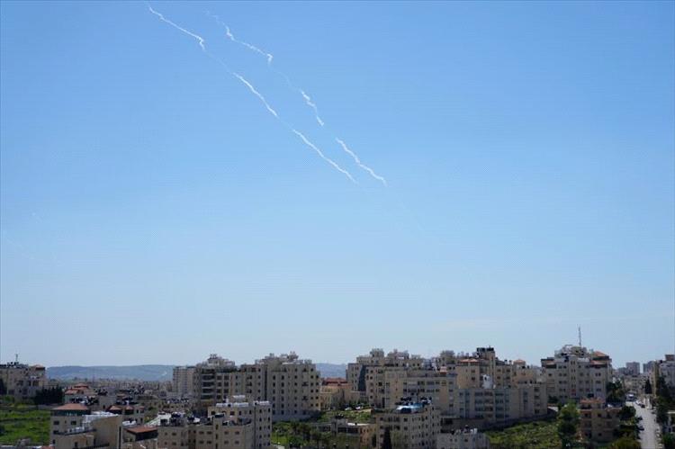 الدفاعات الإسرائيلية تعترض صاروخًا أُطلق من اليمن وصفارات الإنذار تدوي جنوب البلاد