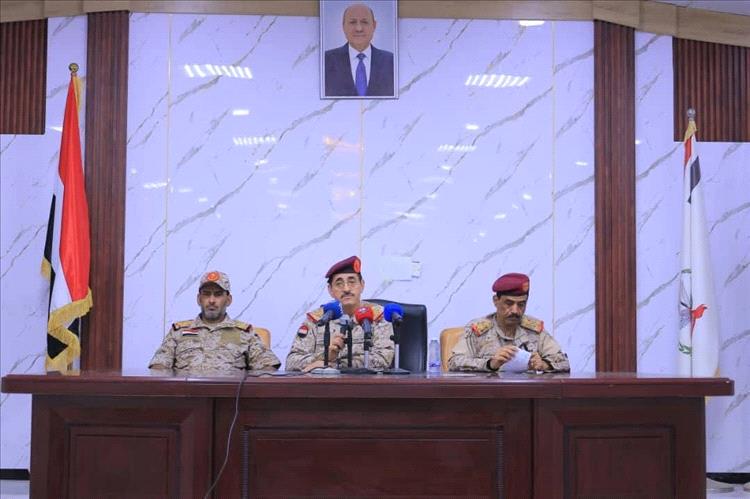 وزير الدفاع يرأس اجتماعاً عسكرياً موسعاً لمناقشة المستجدات وتعزيز الجاهزية القتالية