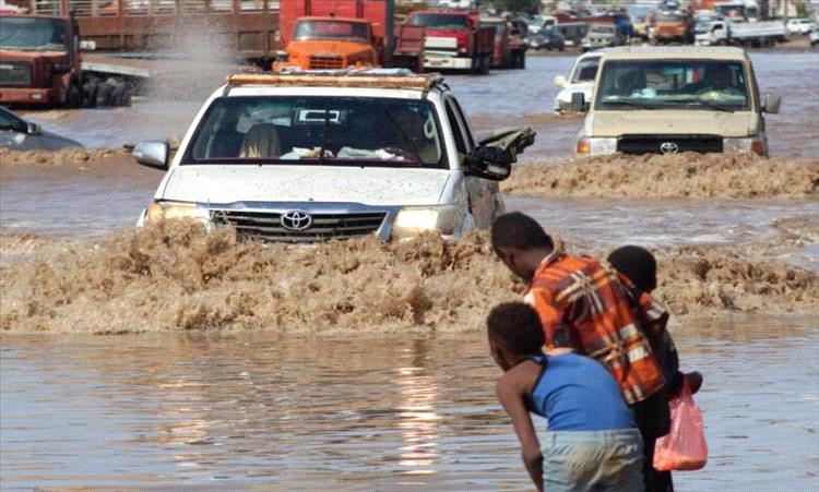 السيول ترفع أعداد المتضررين في اليمن إلى أكثر من 68 ألف شخص وتحذيرات من مخاطر صحية متفاقمة