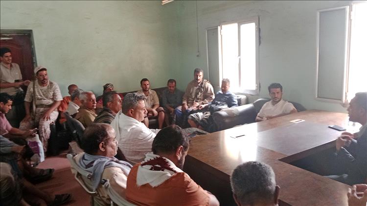 تحركات عاجلة لاحتواء أزمة المجاري في الحبيلين.. مدير عام ردفان يلتقي المتضررين