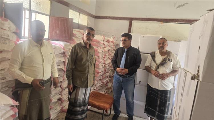 مدير عام الروضة يدشن توزيع السلال الغذائية للتربويين بمديرية الروضة