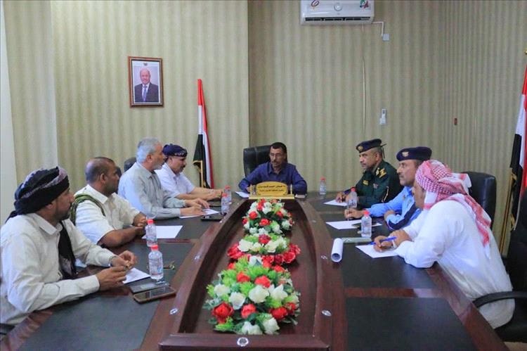 اجتماع بالمهرة يناقش الحد من رمي المخلفات في مجاري السيول