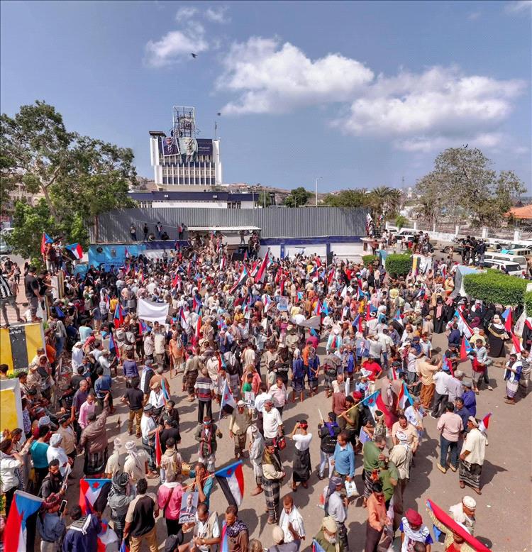 وسط دعوات الاحتشاد في عدن… وزير سابق يطلق تحذيرًا من انزلاق خطير