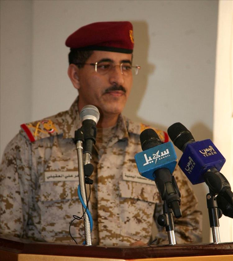 صحفي يطالب وزير الدفاع بحملة إقالات واسعة وإصلاح شامل في الجيش