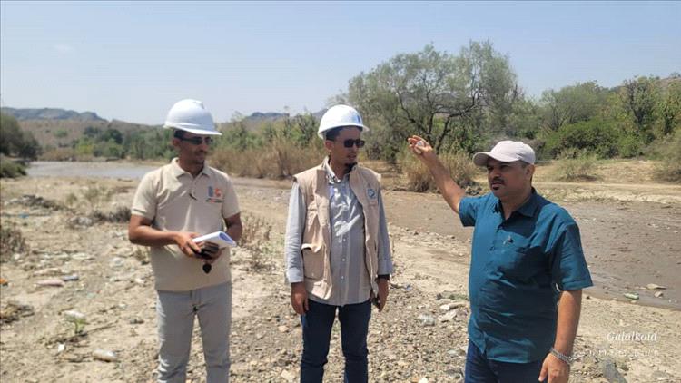 بحضور مدير عام المسيمير.. تسليم مشروع تأهيل أنظمة الري للمقاول إيذانًا ببدء التنفيذ