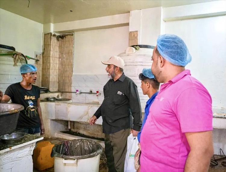 حملة رقابية تفقد المطاعم الشعبية في صيرة بعدن للتأكد من الالتزام بالاشتراطات الصحية