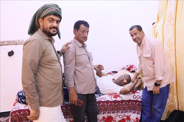 نائب مدير عام مكتب وزارة الصحة بالوادي العامري يطمئن على صحة الإعلامي صالح باصالح