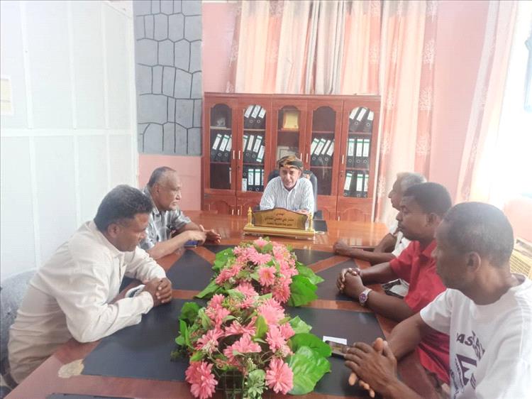 مدير عام زنجبار يبحث مع  إدارة نادي حسان خطة الأنشطة الرياضية وسبل دعم النادي