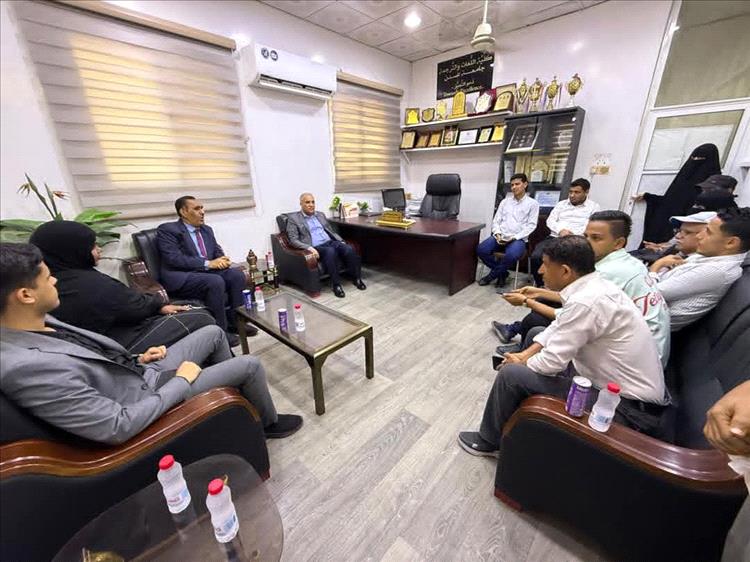 وزير التربية والتعليم يبحث مع عمادة كلية اللغات بجامعة عدن سبل تعزيز الشراكة الأكاديمية