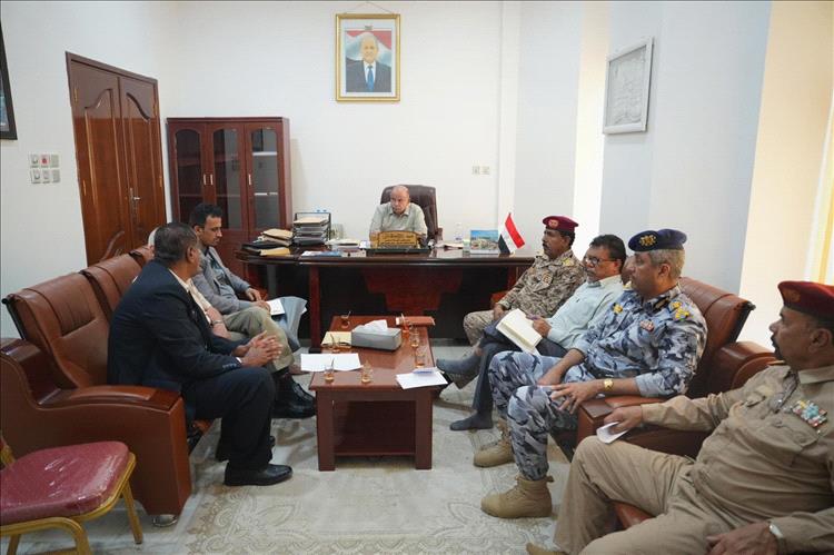 الخنبشي يقود اجتماعًا أمنيًا في المكلا.. إشادة بالاحتشاد وتحذير صارم بعد أحداث لافتة