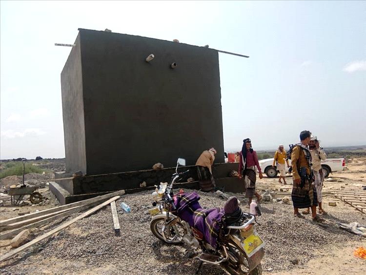 السيدة هدى اليافعي تفتتح مشروع خزان بئر "النشرة" في أبين