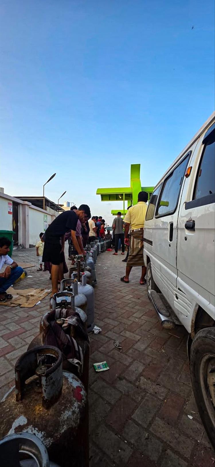 أزمة الغاز في عدن تتفاقم.. طوابير ومعاناة يومية للمواطنين