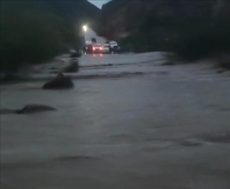 أمطار غزيرة وسيول جارفة تضرب مناطق في أبين وتقطع الطريق بين لودر والحضن لساعات