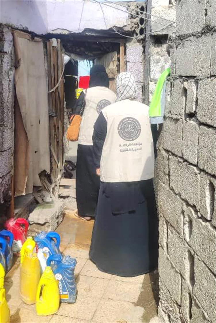 بتمويل من "فاعل خير".. مؤسسة الرحمة التنموية تدشن توزيع مساعدات نقدية وعينية للأسر الأشد فقراً