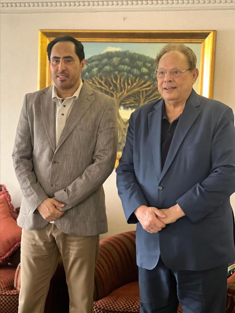 الرئيس علي ناصر محمد يستقبل الوزير نايف البكري ويؤكد ضرورة إنهاء الحرب واستعادة الدولة