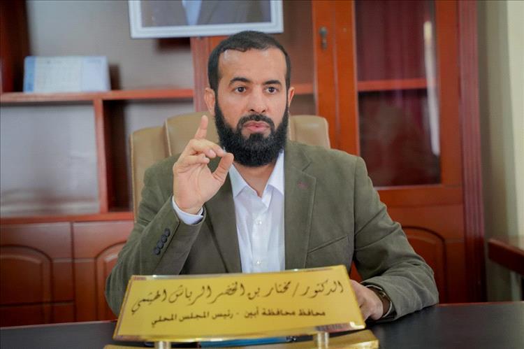 محافظ أبين يجري اتصالاً بمدير عام  مودية ويطمئن على صحة الأخ حسين دحه عقب محاولة اغتياله