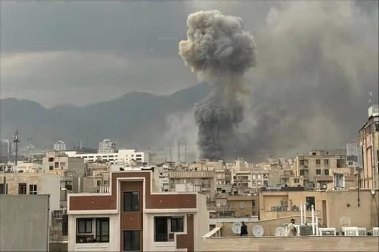 سلسلة انفجارات في طهران والأنباء الأولية تشير إلى تحليق مسيّرات.