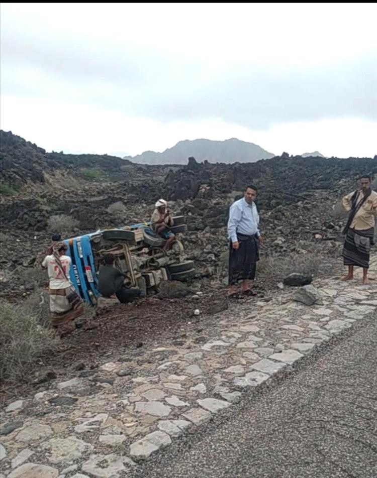 العقيد عبدالخالق العوذلي يطمئن على صحة مسافرين تعرضوا لحادث مروري في خط العرقوب