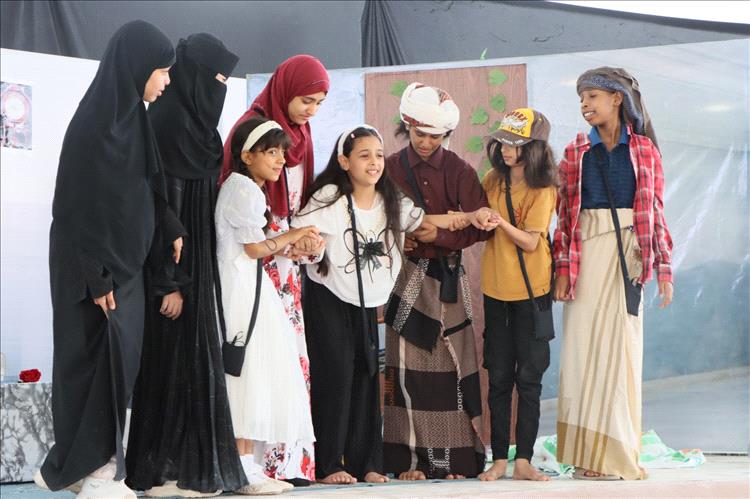 مدرسة 22 مايو للتعليم الأساسي بنات بسيئون تعرض مسرحيتها الرائعة  بعنوان صرخة من خلف الجدران