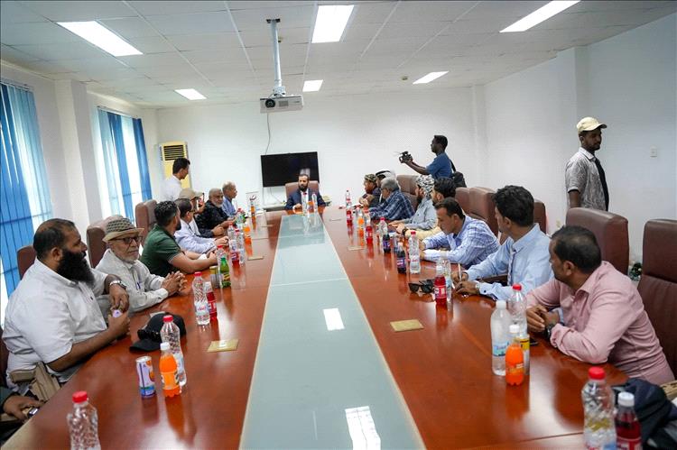 محافظ ابين يزور مصنع الوحدة للأسمنت بمديرية خنفر