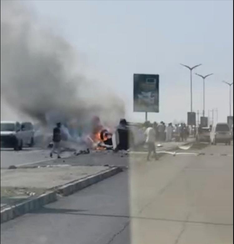 احتراق سيارة عقب اصطدامها بعمود إنارة في الطريق البحري بعدن