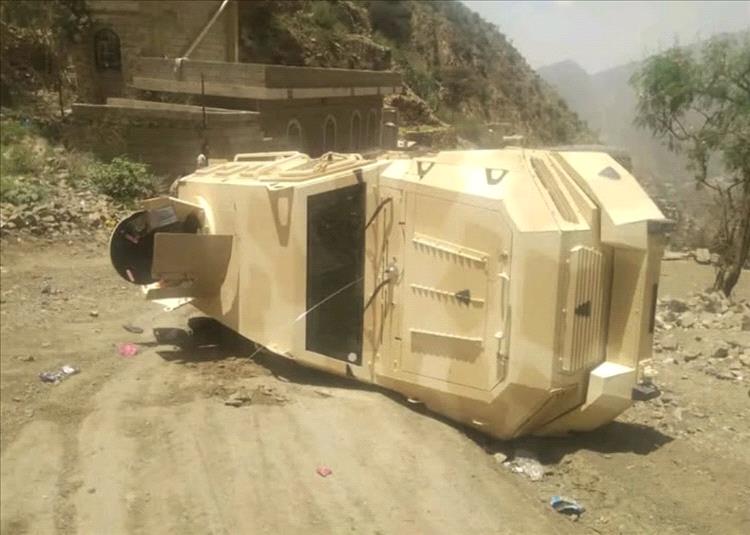 نجاة طاقم مدرعة عسكرية بعد انقلابها في طريق "كربة" الرابط بين تعز ولحج