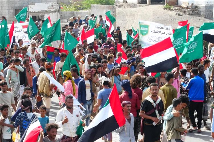 توافد جماهيري واسع إلى المخا في تظاهرة منددة بالاعتداءات الإيرانية على المملكة ودول الخليج