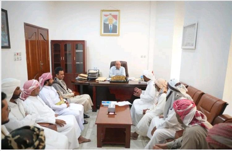 محافظ حضرموت يلتقي مشايخ قبيلة العوامر ويطلع على أوضاع المناطق الصحراوية