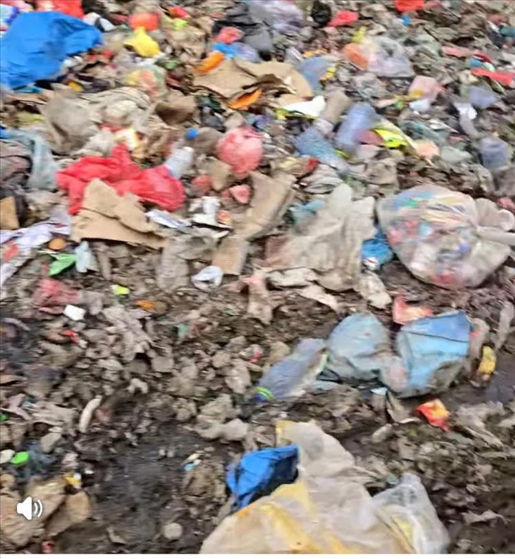 سفلتة جديدة لشوارع لودر تقابل بإهمال خدمي يثير استياء المواطنين