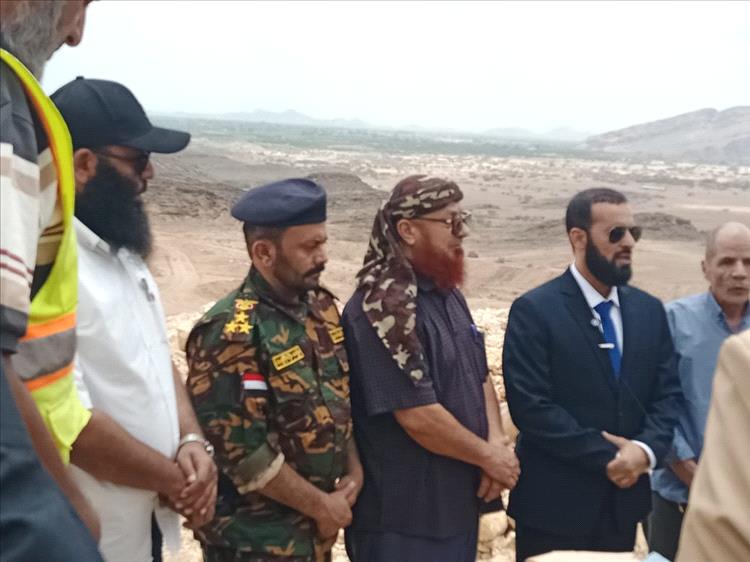 قائد القوات الخاصة بأبين يعزي العقيد عوض معرج