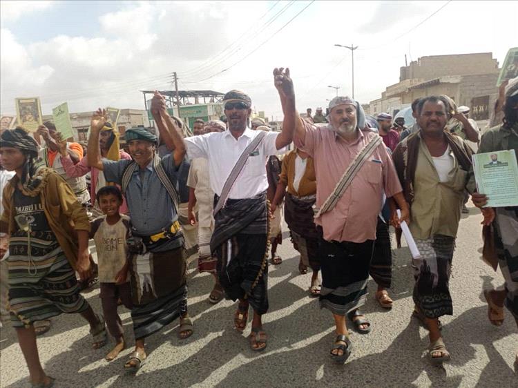 تظاهرة حاشدة في أحور للمطالبة بحملة أمنية من قوات العمالقة لمنع حمل السلاح في السوق العام