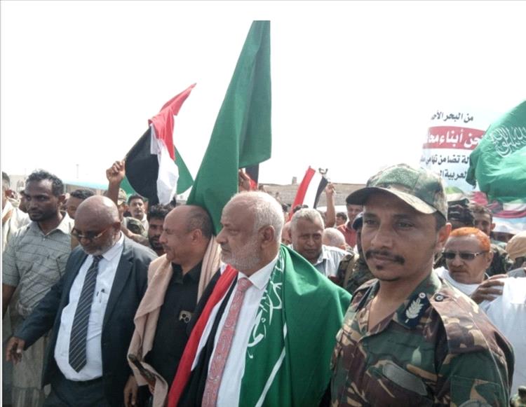 محافظ الحديدة يصل المخا على رأس حشود غفيرة في تظاهرة شعبية تضامناً مع الأشقاء ضد الاعتداءات الإيرانية.