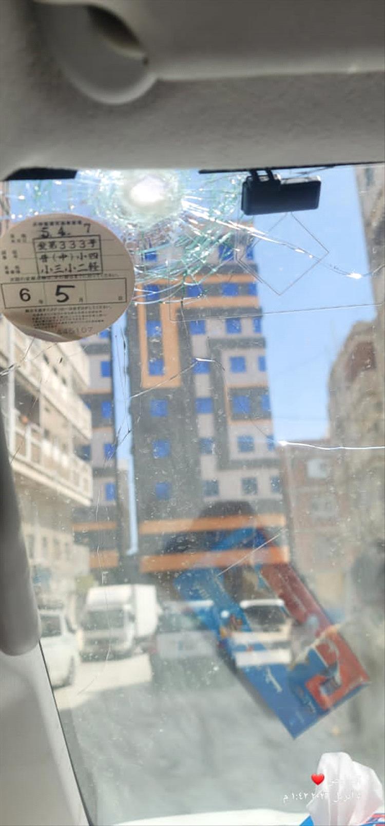 رصاصة طائشة تخترق زجاج سيارة مواطن بديس المكلا