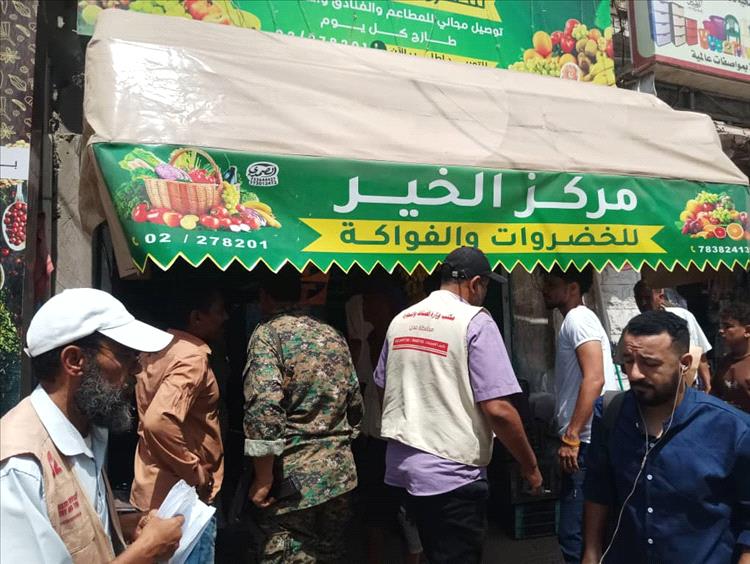 حملة رقابية مشددة في خورمكسر تضبط 14 مخالفة تموينية وتغلق محال لرفع أسعار الزيوت