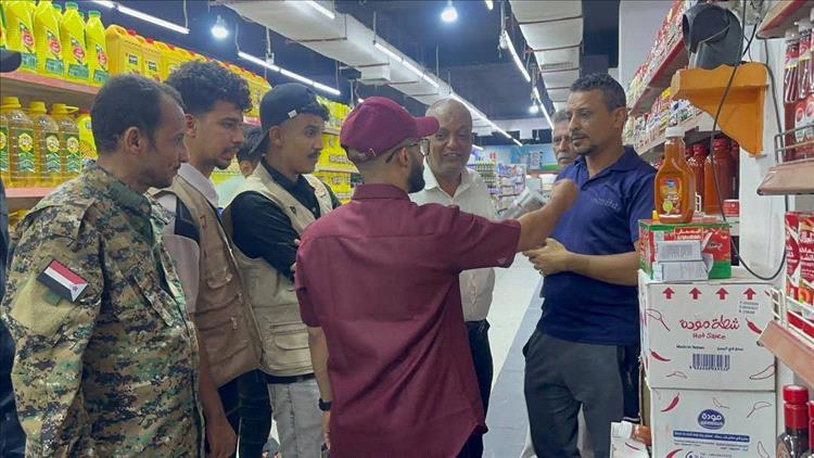 مدير عام صيرة ينفذ نزولاً لضبط المخالفات في أسعاد المواد الغذائية والأسماك