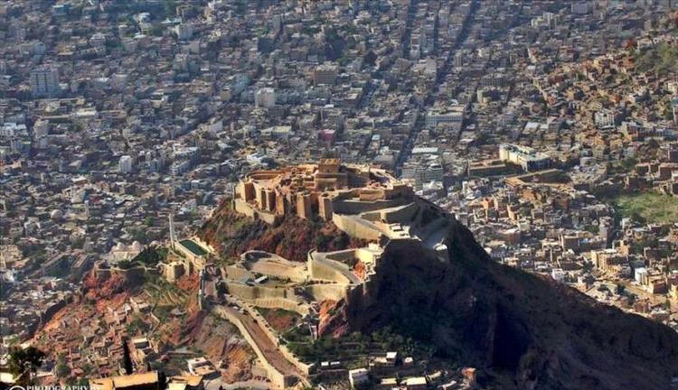 بدء أعمال تأهيل شارع العواضي وسط مدينة تعز