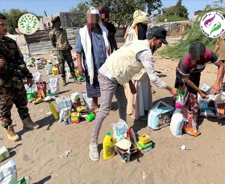 ذوالنورين وشعيله يوزعان سلالًا غذائية متكاملة على الفئات المستضعفة في كافة مناطق الكود بأبين