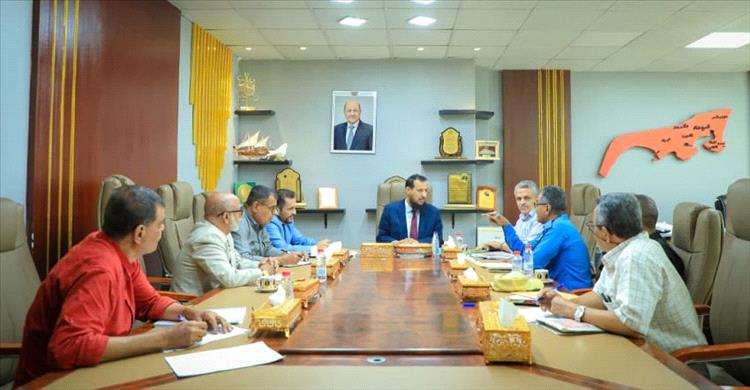 محافظ عدن يناقش مع الأشغال وشرطة السير تطوير العمل ومعالجة إشكاليات الطرق