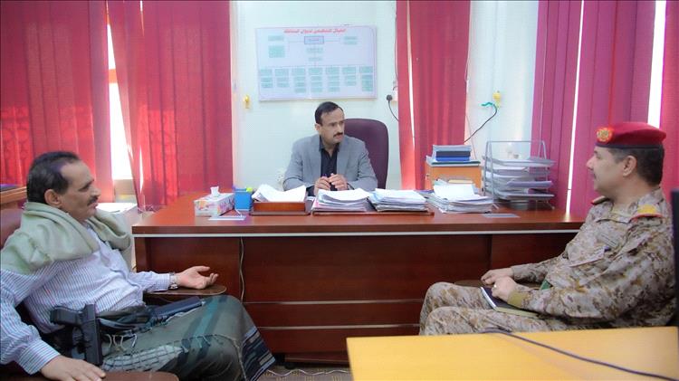 المحافظ بن الوزير يطّلع على مستوى الجاهزية في الوحدات العسكرية بمحور عتق