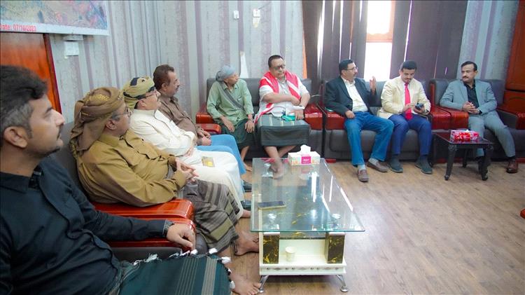 المحافظ بن الوزير يترأس اجتماعًا لتعزيز الاستقرار التمويني وضبط أسعار السلع في شبوة