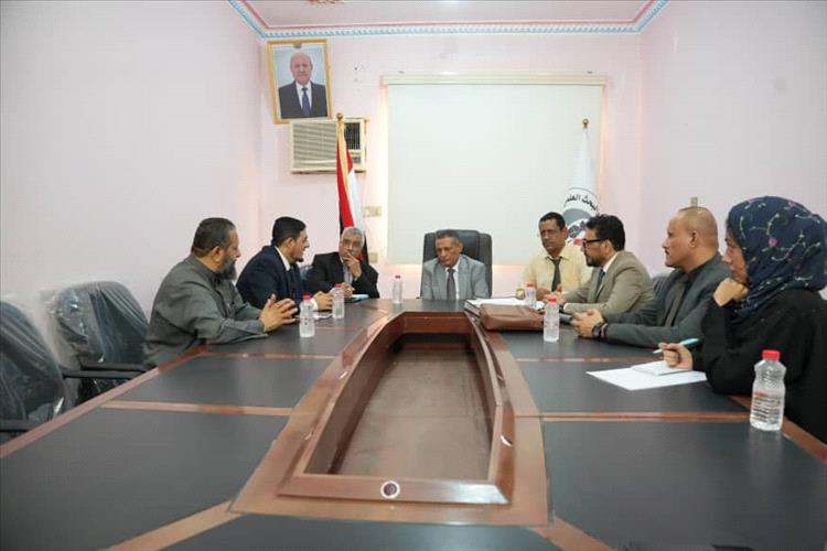 وزير التعليم العالي يناقش مشروع المدينة الجامعية الطبية بعدن