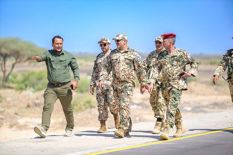 طارق صالح يتفقد ريف المخا ويطّلع على دور "طريق النصر" في تحييد مخاطر السيول