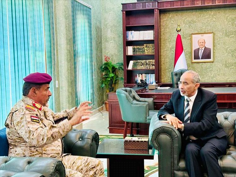 عضو مجلس القيادة الصبيحي يطلع مستوى الجاهزية القتالية للوحدات العسكرية في محور أبين